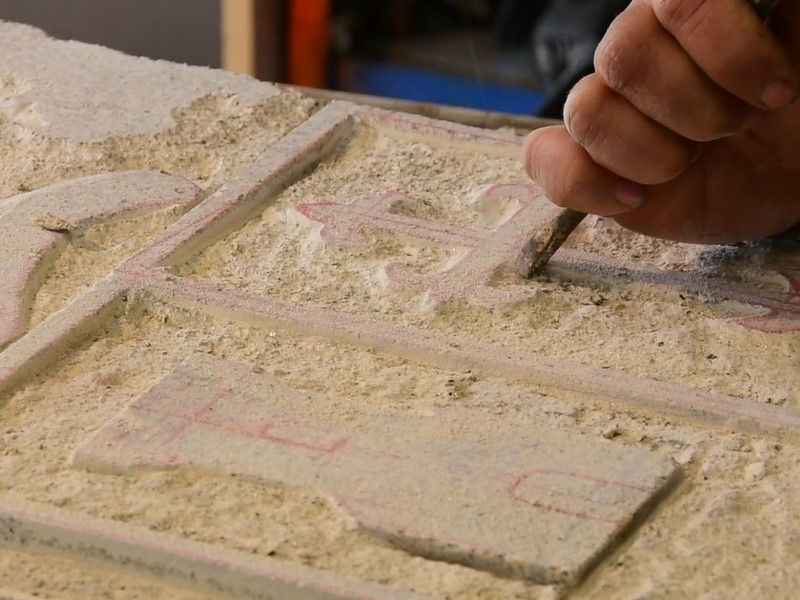 La cantería es el arte de esculpir la piedra, generalmente orientada a la construcción. En la localidad toledana de Valdeverdeja se viene practicando la cantería en granito desde el siglo XVI. Los canteros tuvieron aquí su auge entre los siglos XVI y principios del XX. El granito es la roca más abundante en el territorio, una roca transformada por las manos de los canteros que hacen de este lugar, un municipio singular, pues hay ejemplos de cantería en múltiples calles del pueblo, tanto en portales, como en pilas y lavaderos, y columnas. Con el fin de ayudar a preservar este oficio, hoy en día existe un taller en el que se enseña a los alumnos de los colegios este noble oficio que requiere de una gran precisión y habilidad. La Cantería de Valdeverdeja